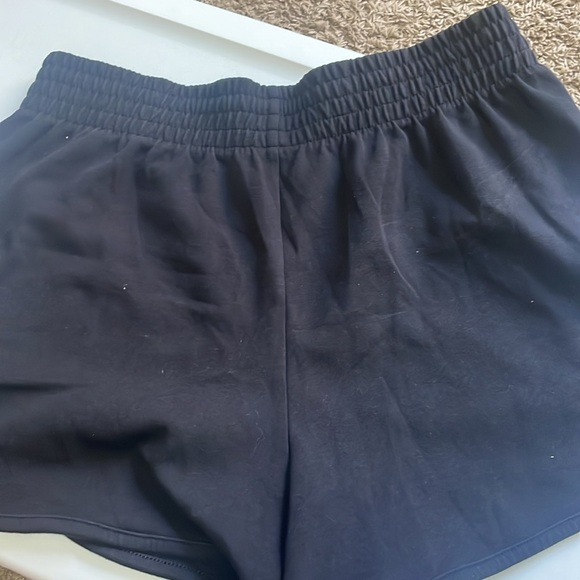 OLD NAVY High-Waisted Dynamic Fleece Dolphin-Hem Sweat Shorts3-inch - Picture 3 of 5